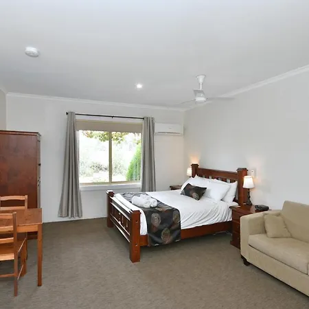 Inglewood Motel And Caravan Park Victoria Exterior photo